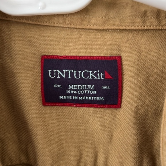 UNTUCKit NWT Coteaux Wrinkle-Free Button Down Shirt Long Sleeve Beige Tan Medium - Picture 3 of 4